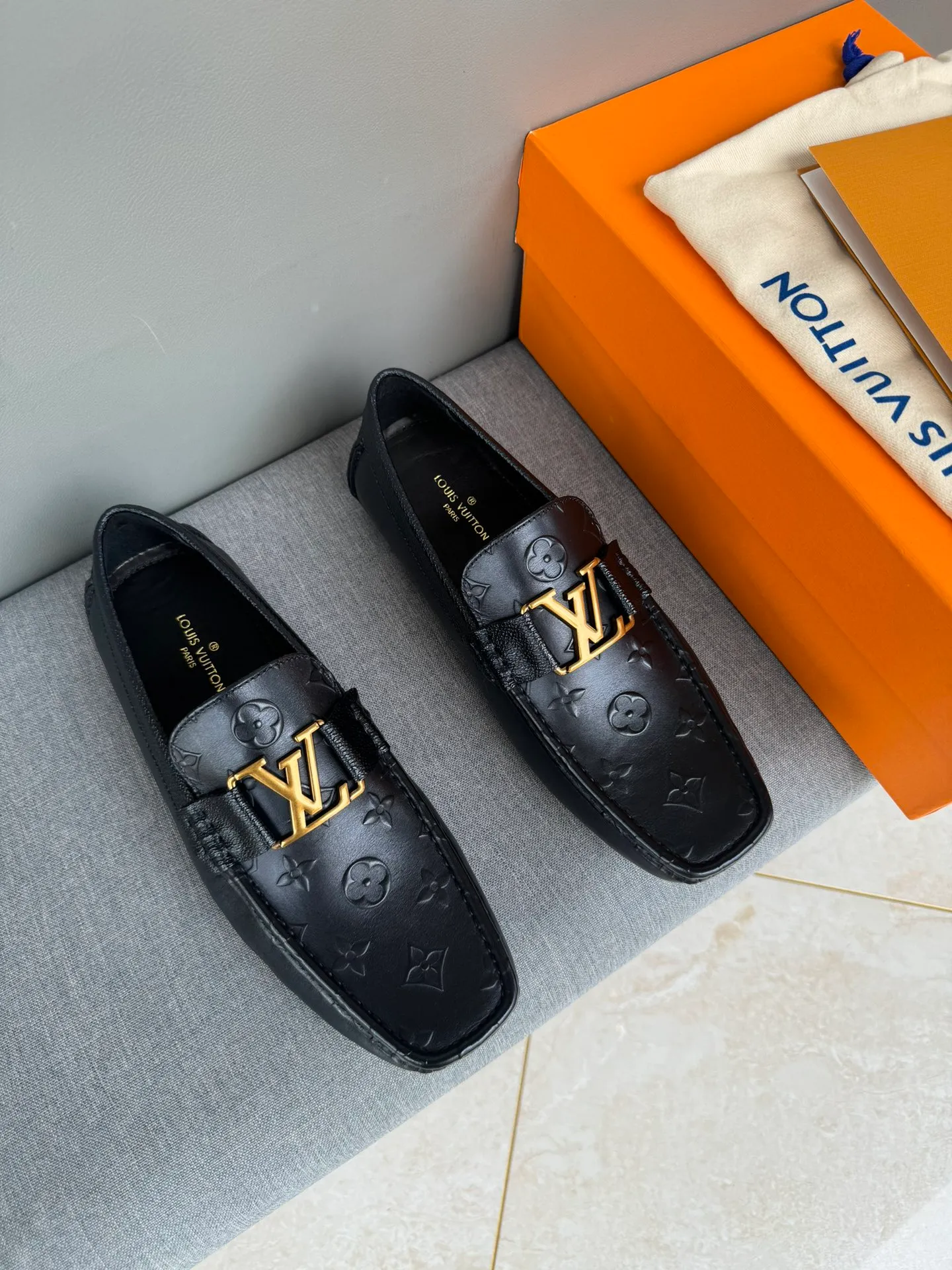 Batch 740💰[strong][strong][strong] Original order quality. New models in counters are synchronized. New models in LV Louis Vuitton counters. Purely handmade men's driving shoes. Doudou shoes. Slip-on shoes. Lazy shoes. Exquisite hand-stitching. The workmanship details are comparable to those in the counters. Italian imported embossed cowhide. Water-dyed cowhide lining. Sweat-absorbent and anti-odor. Black. 39-44 in large quantities in stock (38, 45 custom-made)